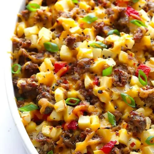 An easy breakfast casserole with few ingredients, fresh out of the oven.